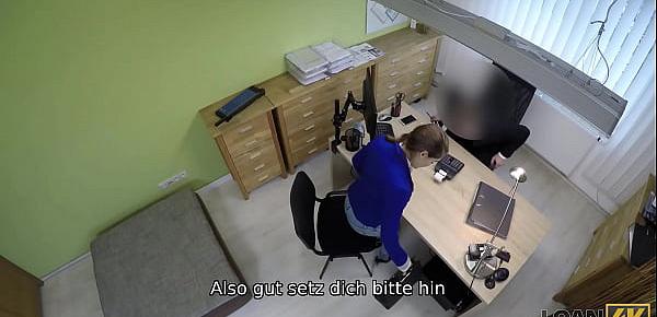 LOAN4K. Bankangestellter kann es kaum erwarten, seine Kunden mit riesigen falschen Titten zu sehen